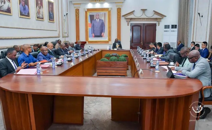 Lors de la réunion consacrée à l'évaluation du contrat sino-congolais, sous la direction d'Anthony Nkinzo Kamole, directeur de cabinet du président Félix Tshisekedi.