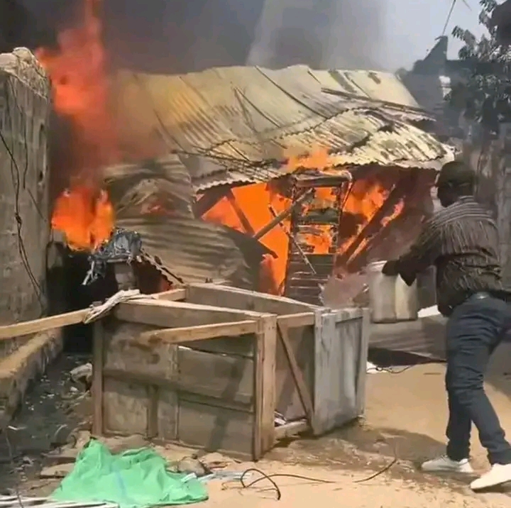 Une maison en tôle brûlé.