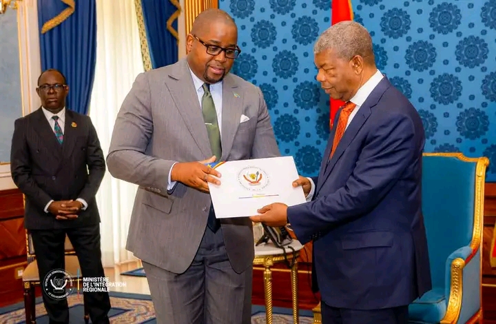 Lors de la remise d'une correspondance confidentielle du président Félix Tshisekedi, à son homologue angolais, João Lourenço, par le ministre congolais de l'intégration régionale, Floribert Anzuluni, à Luanda.