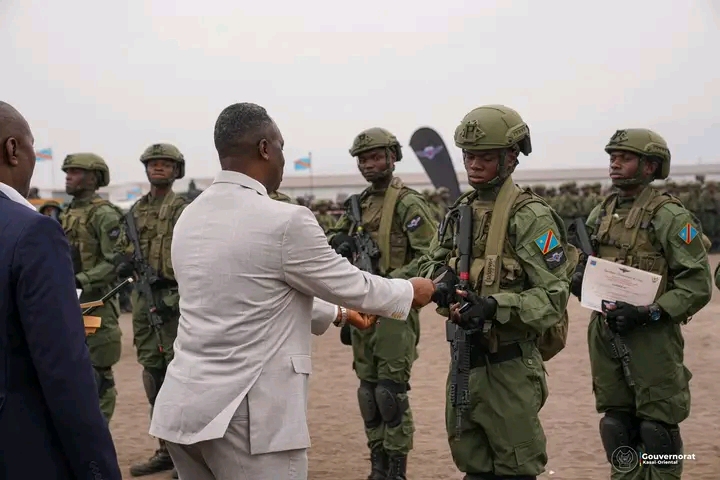 Lors de la cérémonie de la clôture de formation de la nouvelle unité des FARDC.