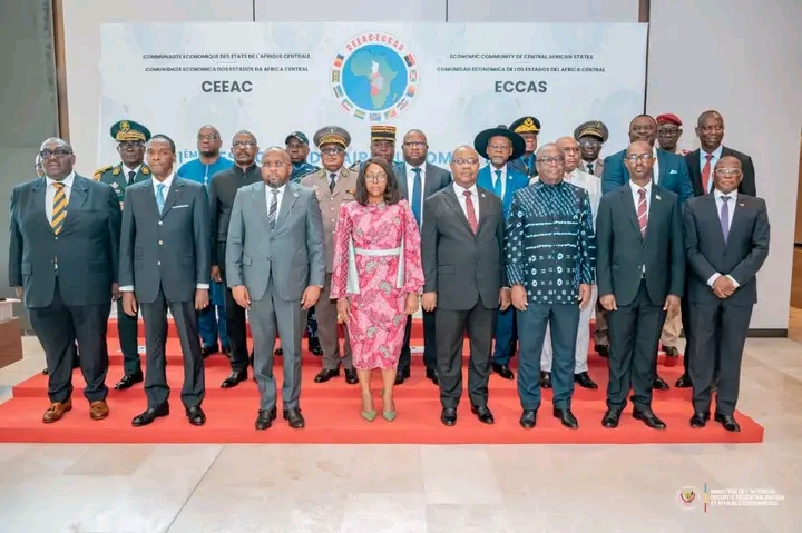 Le VPM de l'intérieur sécurité et affaires coutumières congolais, Jacquemain Shabani entouré de ses hôtes.