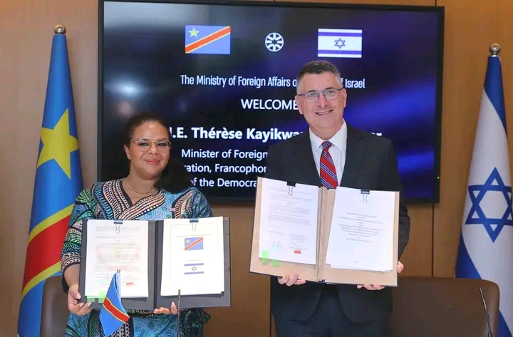 La ministre d'État, ministre des Affaires étrangères de la RDC, Thérèse Kayikwamba Wagner, et son homologue israélien, Gideon Sa'ar,  à l'issue de la signature de deux mémorandums d'attente, à Jérusalem, lundi 27 juillet 2026.