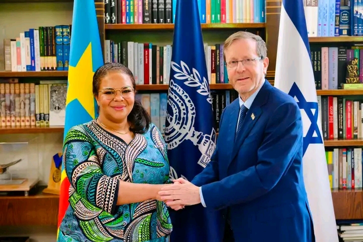 Un poignée de main, entre le président israélien, Isaac Herzog et la ministre congolaise des affaires étrangères, Thérèse Kaykwamba Wagner.