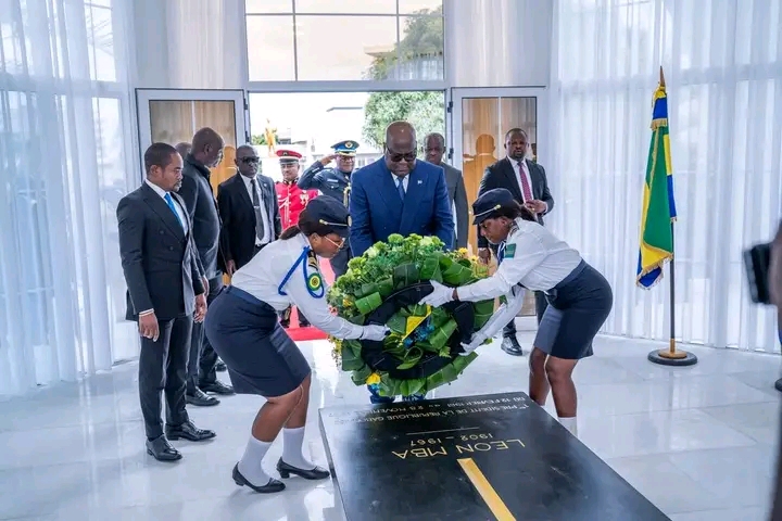 Gabon-RDC : Alors qu’il est attendu à Kinshasa pour le dialogue, Félix Tshisekedi rend hommage à Léon Mba à Libreville