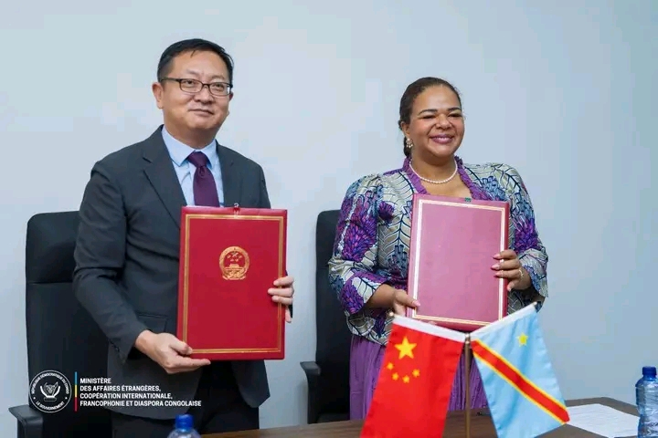 la ministre d’État, ministre des Affaires étrangères, Thérèse Kayikwamba Wagner et  l’ambassadeur de Chine en RDC, Zhao Bin, en RDC.