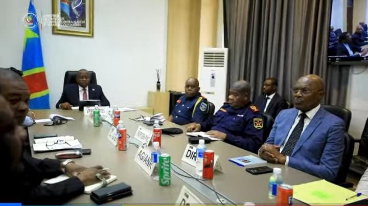 Lors de la réunion, entre Jacquemain Shabani, VPM de l'intérieur, Jacquemain Shabani avec les gouverneurs de 6 provinces touchées par l'épidémie d'Ebola.