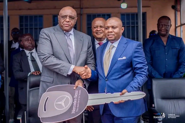 Jean-Pierre Bemba, VPM des transports et voies de communication, lors de la cérémonie de remise officielle des 30 nouveaux bus à la société publique TRANSCO