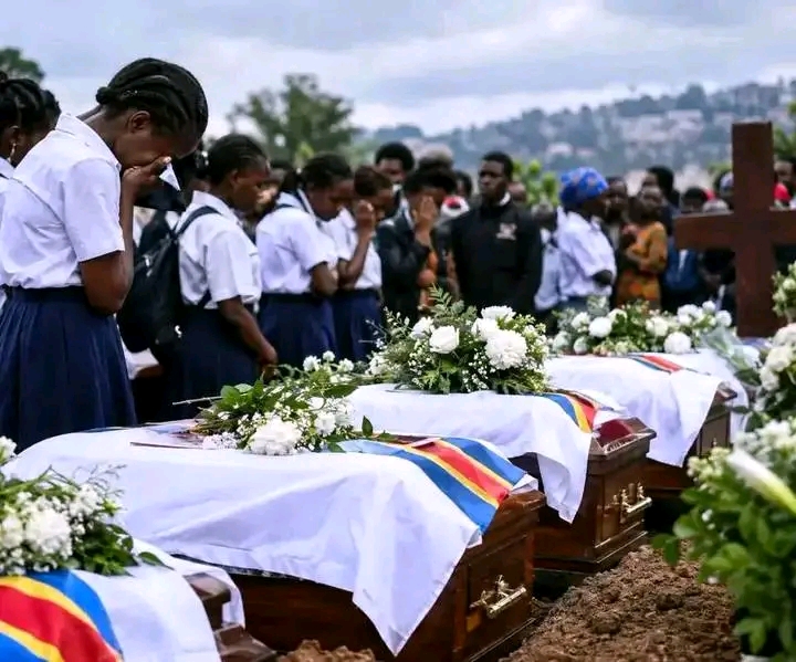 Inhumation des 27 élèves.