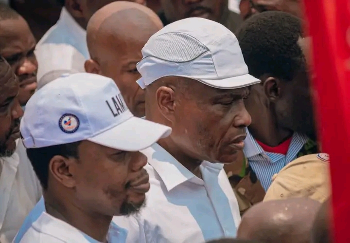 Martin Fayulu, entouré lors de la marche de la C64, mardi 15 septembre 2026 à Kinshasa.