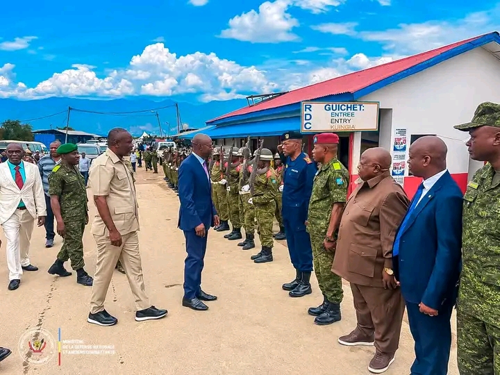 Sud-Kivu : Guy Kabombo Muadiamvita passe la nuit auprès des troupes FARDC à Uvira