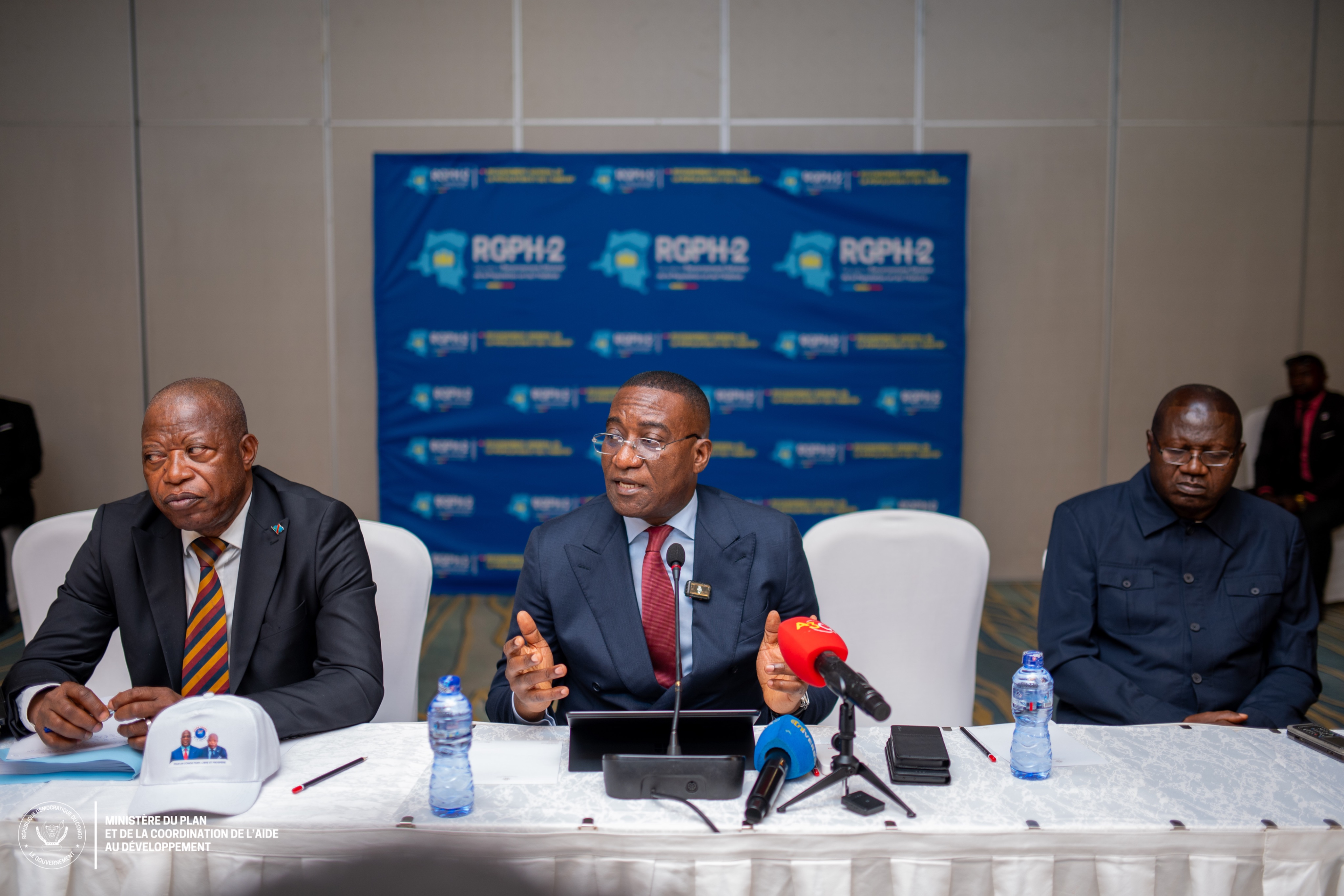 Guylain Nyembo entouré des cadres de l'Union Sacrée