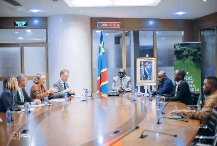 Lors des échanges entre, le ministre des Mines, Louis Watum Kabamba, et une délégation suisse conduite.