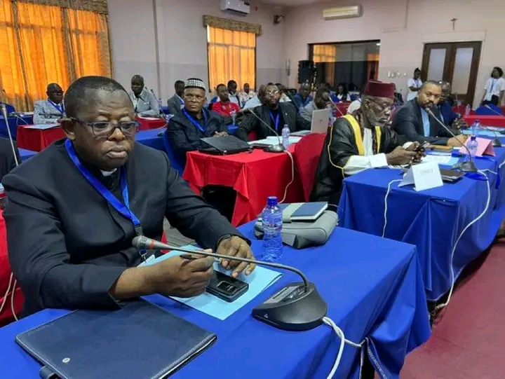 Lors de la rencontre des différentes confessions religieuses, afin de renforcer leurs engagements dans la lutte contre le virus d'Ebola.