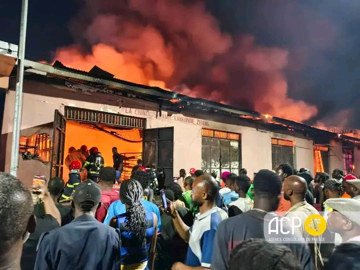 Incendie de six magasins au marché central appelé communément « Zando », à Kinshasa.  ( Crédit photo ACP).