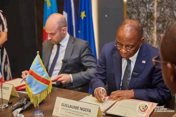 Lors de la cérémonie de l'accord entre le ministre français de l’Europe et des Affaires étrangères, Jean-Noël Barrot, et son homologue congolais de la justice, Guillaume Ngefa.