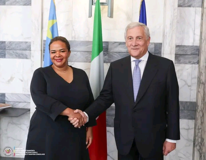 Un poignée de main entre Thérèse Kayikwamba Wagner, ministre d’État congolaise chargée des Affaires étrangères, et Antonio Tajani, vice-président du Conseil des ministres et ministre italien des Affaires étrangères.