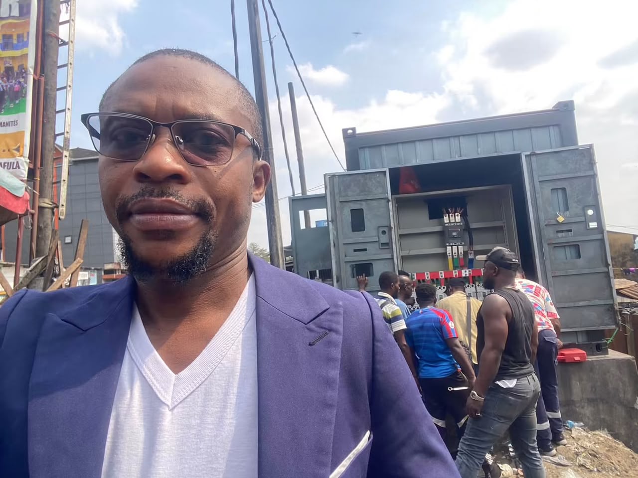 Dany Ngoy Muabali, devant la  nouvelle cabine électrique C8, à Kindele, précisément à Mabanga, dans la commune de mont-ngafula.