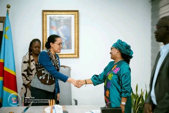 Un poignée de main, entre La ministre d’État, ministre de l’Éducation nationale et Nouvelle Citoyenneté, Raïssa Malu, et Fatimata Barry Marega, représentante intérimaire de l’UNESCO en République démocratique du Congo (RDC), lors d'une rencontre tenu