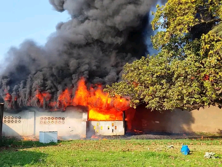 Inongo : un incendie ravage du matériel de la Céni et fait deux blessés graves