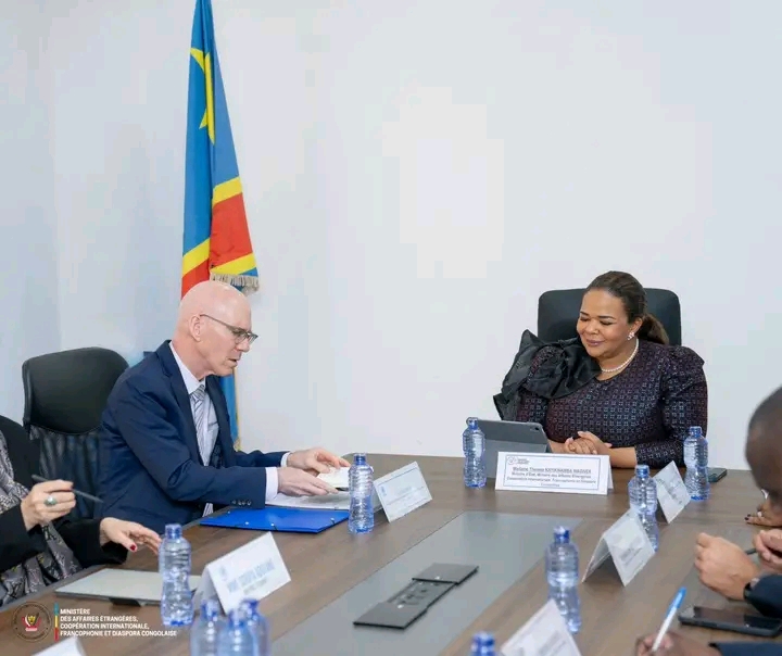 La ministre  Affaires étrangères, Thérèse Kayikwamba Wagner et  James Swan, représentant spécial du secrétaire général des Nations unies en  RDC  et chef de la MONUSCO, lors d'une rencontre tenue à Kinshasa, mardi 06 octobre 2026.