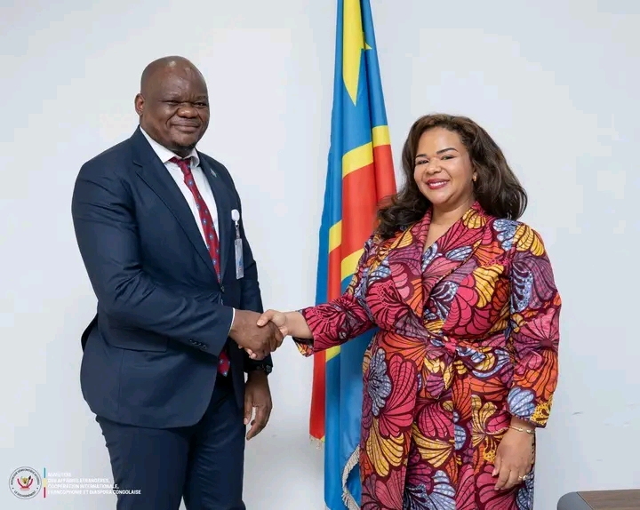 Un poignée de main entre, Thérèse Kayikwamba Wagner, ministre d'État, des affaires étrangères et Jean de Dieu Ntanga Ntita, coordonnateur national  du P-DDRCS, lors d'une rencontre tenue mercredi 07 octobre 2026.