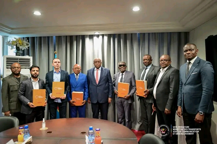 Jean-Pierre Bemba, VPM des transports et voies de communication, entouré de ses hôtes, à l'issue de la cérémonie de signature des accords.